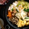Ilustrasi. Ragam isian nabemono (Just One Cookbook). Ilustrasi. Ragam isian nabemono (Just One Cookbook).