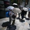 Orang-orang di Tokyo berjalan di bawah cuaca ekstrem pada Juni 2023 (AP via Japan Today). Orang-orang di Tokyo berjalan di bawah cuaca ekstrem pada Juni 2023 (AP via Japan Today).