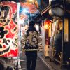 Seorang pemuda mengenakan jaket Sukajan (Hypebeast) Seorang pemuda mengenakan jaket Sukajan (Hypebeast)