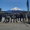 Pengunjung Mengambil Foto di Depan Lawson dengan Pemandangan Gunung Fuji Pengunjung Mengambil Foto di Depan Lawson dengan Pemandangan Gunung Fuji