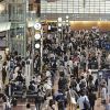 Kepadatan wisatawan menyambut Golden Week di Haneda (Kyodo via Mainichi). Kepadatan wisatawan menyambut Golden Week di Haneda (Kyodo via Mainichi).