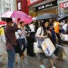 Turis Tiongkok dengan tas belanja di distrik Ginza, Tokyo (China Daily). Turis Tiongkok dengan tas belanja di distrik Ginza, Tokyo (China Daily).