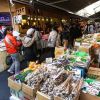 Pasar Tsukiji bagian luar yang menjual aneka seafood (Japan Guide). Pasar Tsukiji bagian luar yang menjual aneka seafood (Japan Guide).