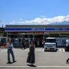 Turis asing berfoto di depan Lawson yang menampilkan pemandangan Gunung Fuji (AFP via Japan Today). Turis asing berfoto di depan Lawson yang menampilkan pemandangan Gunung Fuji (AFP via Japan Today).