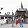 Pengunjung berfoto di area baru Fantasy Springs di Tokyo DisneySea (Kyodo News). Pengunjung berfoto di area baru Fantasy Springs di Tokyo DisneySea (Kyodo News).
