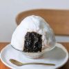 Es kakigori berbentuk onigir (Sora News24) Es kakigori berbentuk onigiri (Sora News24)