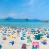 Pantai Wakasa Wada dipadatai wistawan saat musim panas (Visit Takahama). Pantai Wakasa Wada dipadatai wistawan saat musim panas (Visit Takahama).