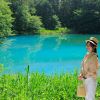Wisatawan sedang berfoto di salah satu danau Goshikinuma (Urabandai Tourism) Wisatawan sedang berfoto di salah satu danau Goshikinuma (Urabandai Tourism)