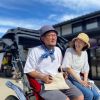 Sepasang pria dan wanita menaiki becak di Izumo (Shimane Official Tourism)