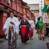 Turis asing berwisata dengan menggunakan kimono (Shoko Takayasu/Bloomberg). Turis asing berwisata dengan menggunakan kimono (Shoko Takayasu/Bloomberg).