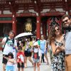 Turis asing di distrik Asakusa yang populer (Nikkei Asia).