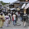 Turis asing yang ada di Kyoto (Richard A. Brooks/AFP via Le Monde). Turis asing yang ada di Kyoto (Richard A. Brooks/AFP via Le Monde).