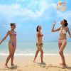 Ilustrasi pengunjung wanita bermain di pantai (eyedear/Shutterstock) pantai terbaik di dekat tokyo