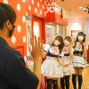 Para maid menyambut tamu di Maidreamin Osaka (Osaka Metro NiNE).