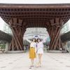 Dua wanita berfoto di depan Tsuzumimom Gate Stasiun Kanazawa, stasiun terindah di dunia