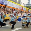 Warna-warni kostum tarian Awa Odori dengan gerakan yang menarik (JNTO via matcha-jp.com). Warna-warni kostum tarian Awa Odori dengan gerakan yang menarik (JNTO via matcha-jp.com).
