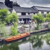 Kanal Kurashiki dengan pemandangan bangunan desa. Kanal Kurashiki dengan pemandangan bangunan desa.