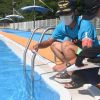 Pengukuran suhu air kolam renang umum di Oita (Taiki Yamaguchi/Mainichi). Pengukuran suhu air kolam renang umum di Oita (Taiki Yamaguchi/Mainichi).