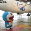 Boeing 767-300 dicat dengan menampilkan karakter Doraemon Boeing 767-300 dicat dengan menampilkan karakter Doraemon