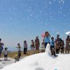 Salju buatan menghibur para pengunjung di tengah musim panas yang terik di Unpenji Summit Park Unpenji Summit Par