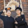 Dua orang perempuan berfoto dengan menggunakan ikat kepala spesial Halloween Dua orang perempuan berfoto dengan menggunakan ikat kepala spesial Halloween