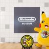 Pikachu sedang memamerkan penutup lubang got bergambar dirinya di Kyoto Nintendo Museum Pikachu sedang memamerkan penutup lubang got bergambar dirinya di Kyoto Nintendo Museum