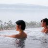 Dua orang wanita sedang berendam di Pemandian Air Panas Wakura (JR West) Dua orang wanita sedang berendam di Pemandian Air Panas Wakura (JR West)
