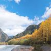 Dedaunan berubah warna di bulan Oktober di Kamikochi (Kamikochi Guide) Dedaunan berubah warna di bulan Oktober di Kamikochi (Kamikochi Guide)