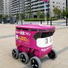 Robot yang mengirim makananan dan barang-barang lain milik Rakuten  Robot yang mengirim makananan dan barang-barang lain milik Rakuten