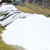 Salju buatan yang ditumpuk di Rokkosan Snow Park (Asahi Shimbun)
