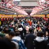 Para turis memadati jalan perbelanjaan di distrik Asakusa dekat Kuil Sensoji, Tokyo.