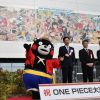 Pejabat pemerintah Kota Kumamoto berfoto dengan Kumamon di depan mural One Piece (Mainichi)