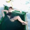 Seorang perempuan berendam di dalam es (PR TImes) Seorang perempuan berendam di dalam es (PR TImes)