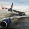 Japan Airlines menabrak Delta Air Lines saat mendarat. Japan Airlines menabrak Delta Air Lines saat mendarat.