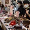 Hanya 10% Orang Jepang Masih Memberikan Cokelat Valentine ke Rekan Kerja Hanya 10% Orang Jepang Masih Memberikan Cokelat Valentine ke Rekan Kerja