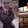 Sebuah video yang menunjukan seorang gadis meminum teh langsung dari teko di restoran Sukiya Sebuah video yang menunjukan seorang gadis meminum teh langsung dari teko di restoran Sukiya