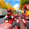 Sekelompok turis menaiki go-kart di Shibuya Sekelompok turis menaiki go-kart di Shibuya