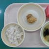 makan siang yang disajikan di sebuah sekolah dasar di Fukuoka