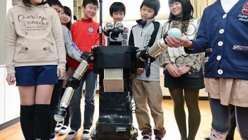 robovie-robot-elementary-school-japan