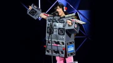 Momoiro-Clover-Zs-Arin-Robo