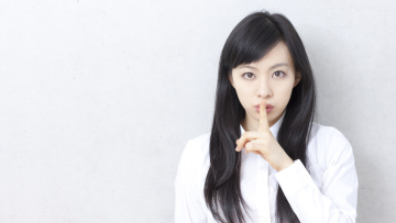 唇に指を当てる女性