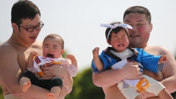 pegulat-sumo-jepang-bikin-bayi-nangis