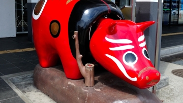 akabeko-statue-aizu-wakamatsu-big