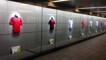 seragam-peserta-world-cup-2014-dipajang-di-stasiun-tokyo