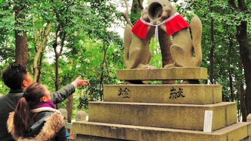 pair-kitsune-ring-statue-fushimi-inari-taisha