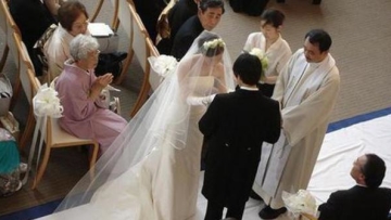 di-jepang-bule-dibayar-untuk-jadi-pendeta-pernikahan-palsu