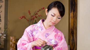 wanita-jepang-minum-teh_663_382