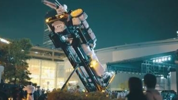 life-size-patlabor-ingram-sets-up-shop-outside-a-tokyo-shopping-mall