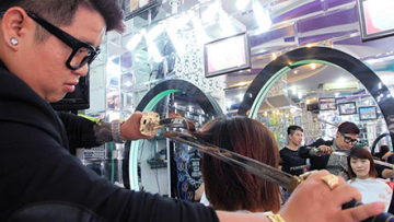 tukang-cukur-ini-potong-rambut-pelanggan-dengan-samurai-ec5b