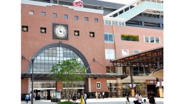 Angin topan dahsyat berhasil mengalahkan Colossal Titan di stasiun kereta Oita (2)